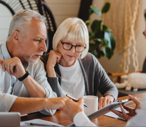 Home Senioren besprechen gemeinsam ein Treppenlift-Angebot
