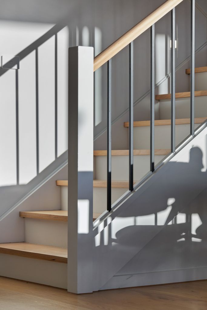 Moderne Treppe in einem Wohnhaus als Beispiel für Treppenlift-Kosten