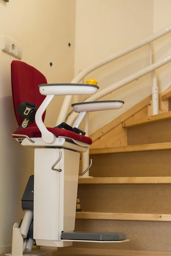 Home Treppenlift an einer kurvigen Holztreppe in einem Einfamilienhaus